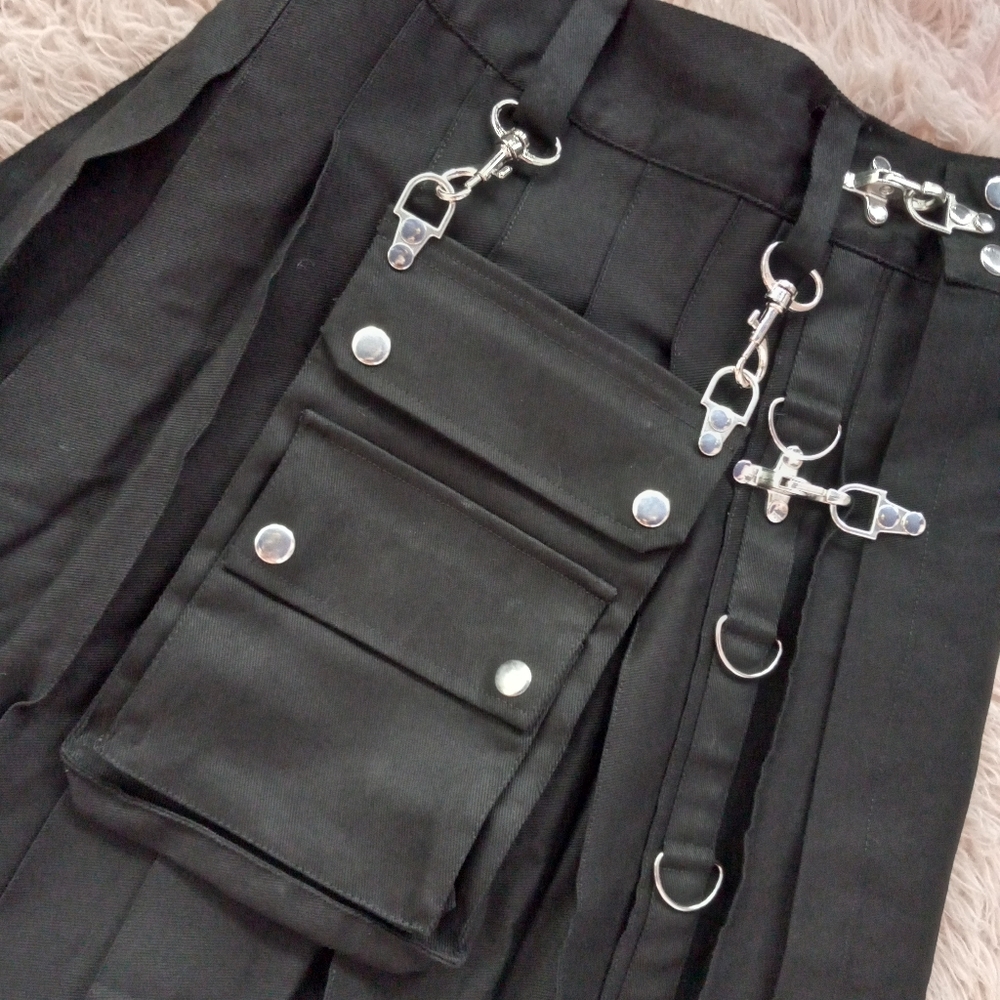 SOLD! Unisex Gothic kilt! Wrap style w Snaps and metal clasps w 2 saddle bags! - Picture 8 of 15